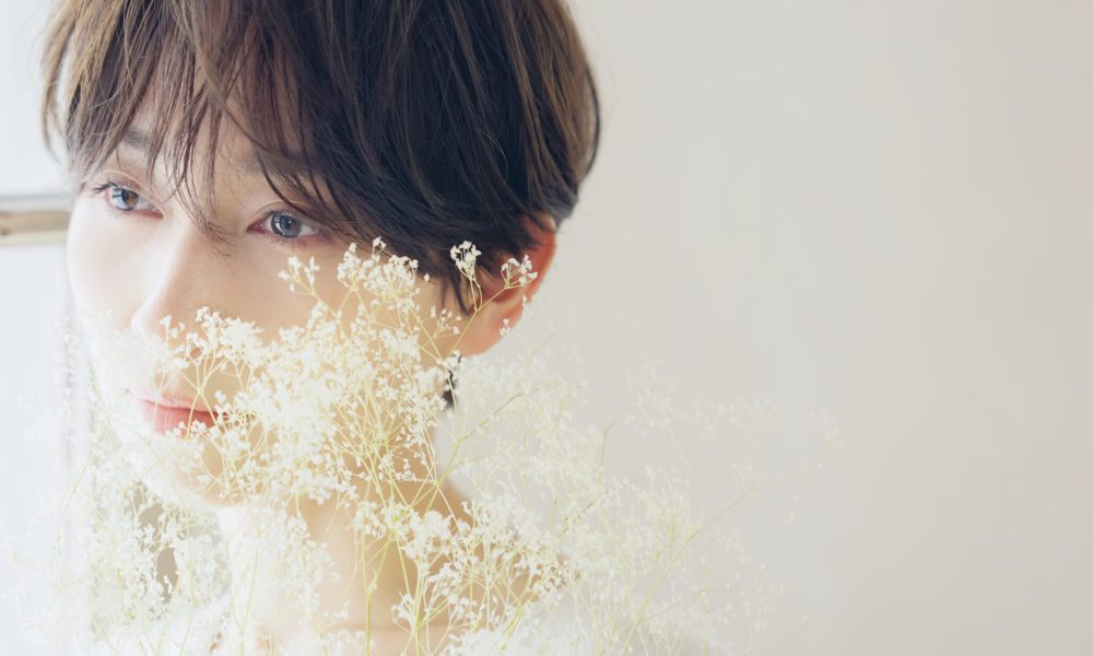花を持つ女性　美容イメージ